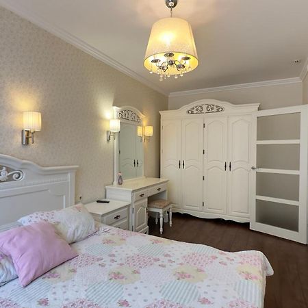 Apartment In The Centre Of City Dnipro Esterno foto